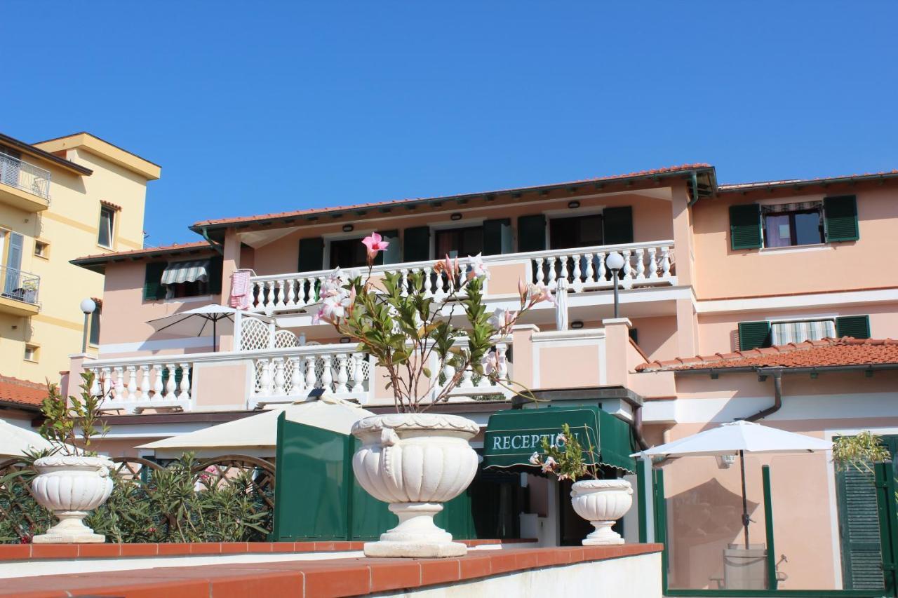 Del Prado Aparthotel Riva Ligure Exterior foto
