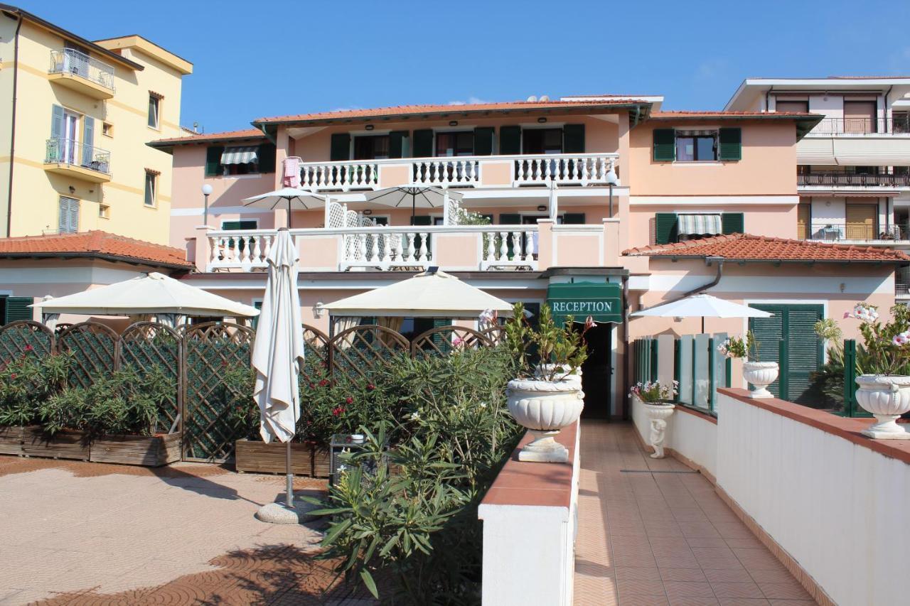 Del Prado Aparthotel Riva Ligure Exterior foto