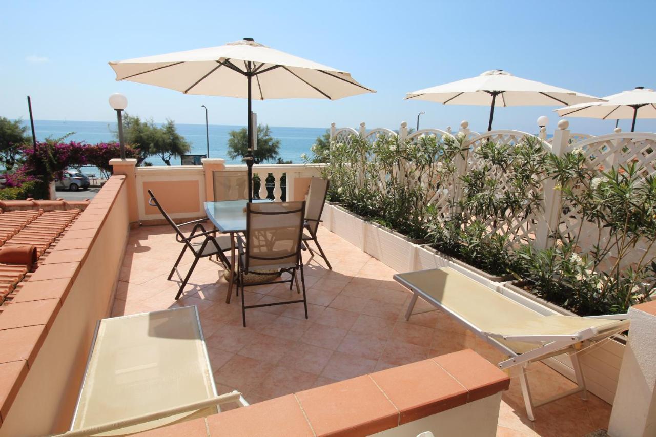 Del Prado Aparthotel Riva Ligure Exterior foto