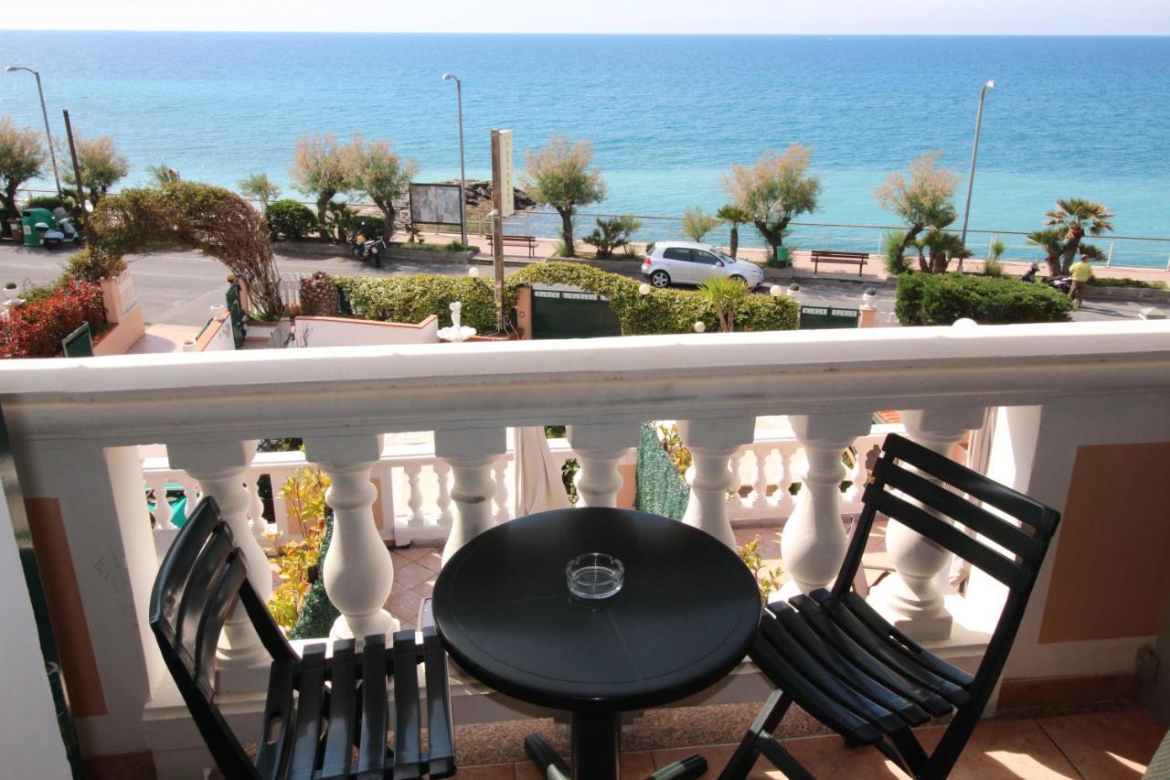 Del Prado Aparthotel Riva Ligure Exterior foto