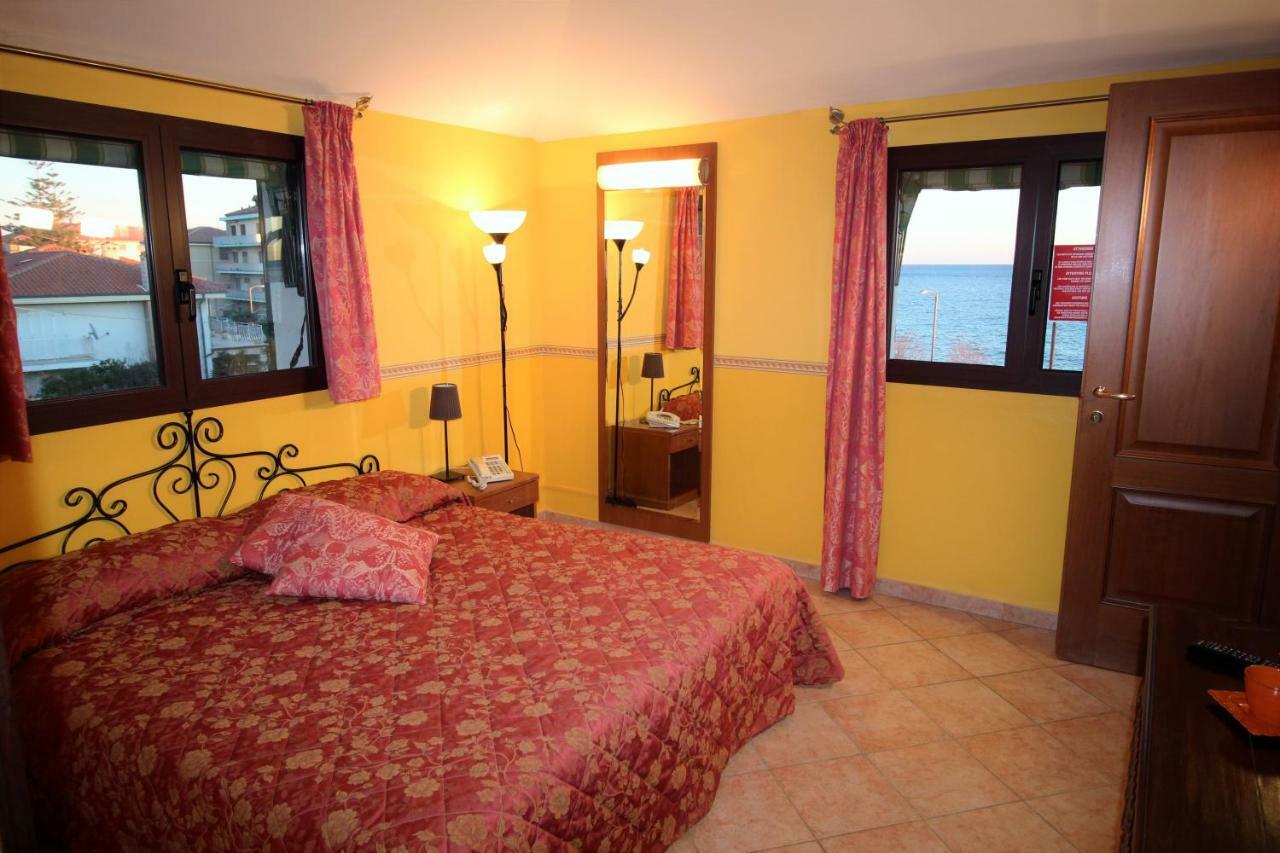 Del Prado Aparthotel Riva Ligure Exterior foto