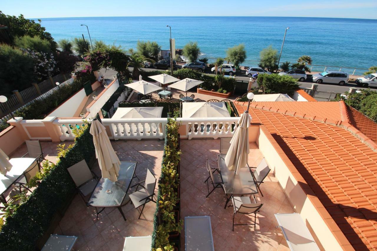 Del Prado Aparthotel Riva Ligure Exterior foto