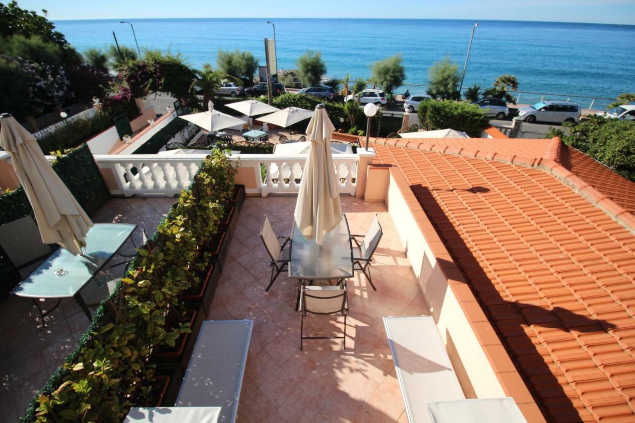 Del Prado Aparthotel Riva Ligure Exterior foto