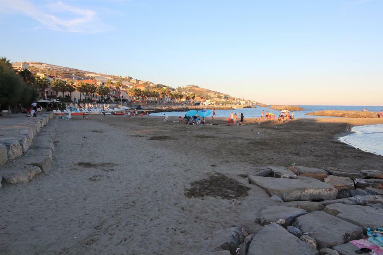 Del Prado Aparthotel Riva Ligure Exterior foto