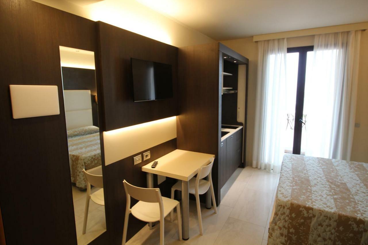 Del Prado Aparthotel Riva Ligure Exterior foto